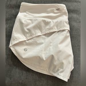 Lululemon (6) Speed Up Low-Rise Lined Short 2.5"
White
